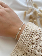 Perlenarmband aus beigen Kristallperlen & Süßwasserperle