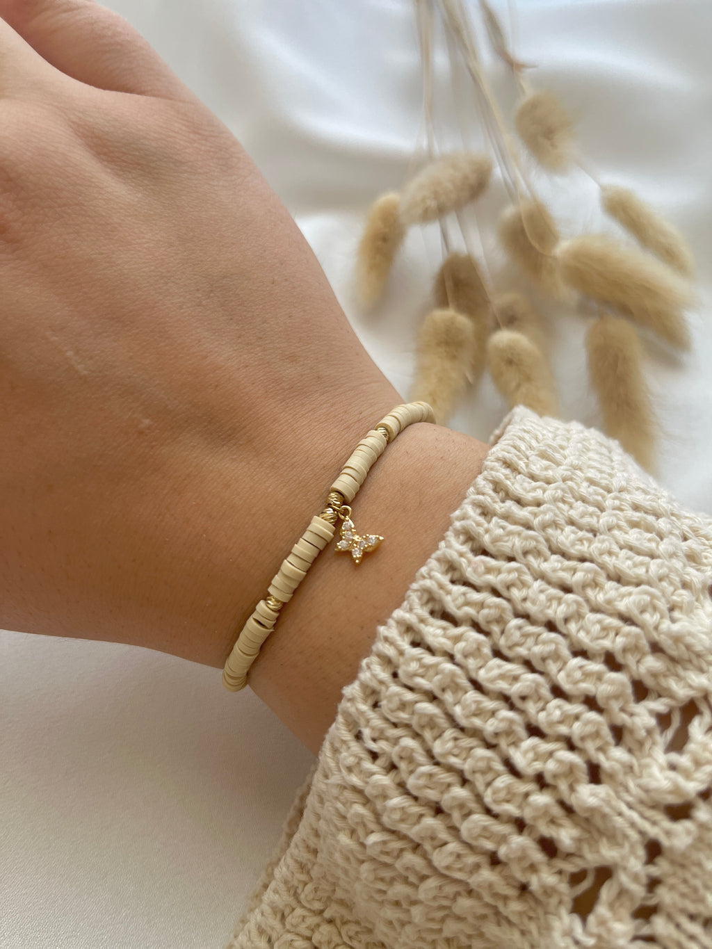 Perlenarmband aus beigen Heishiperlen & Schmetterlings-Anhänger