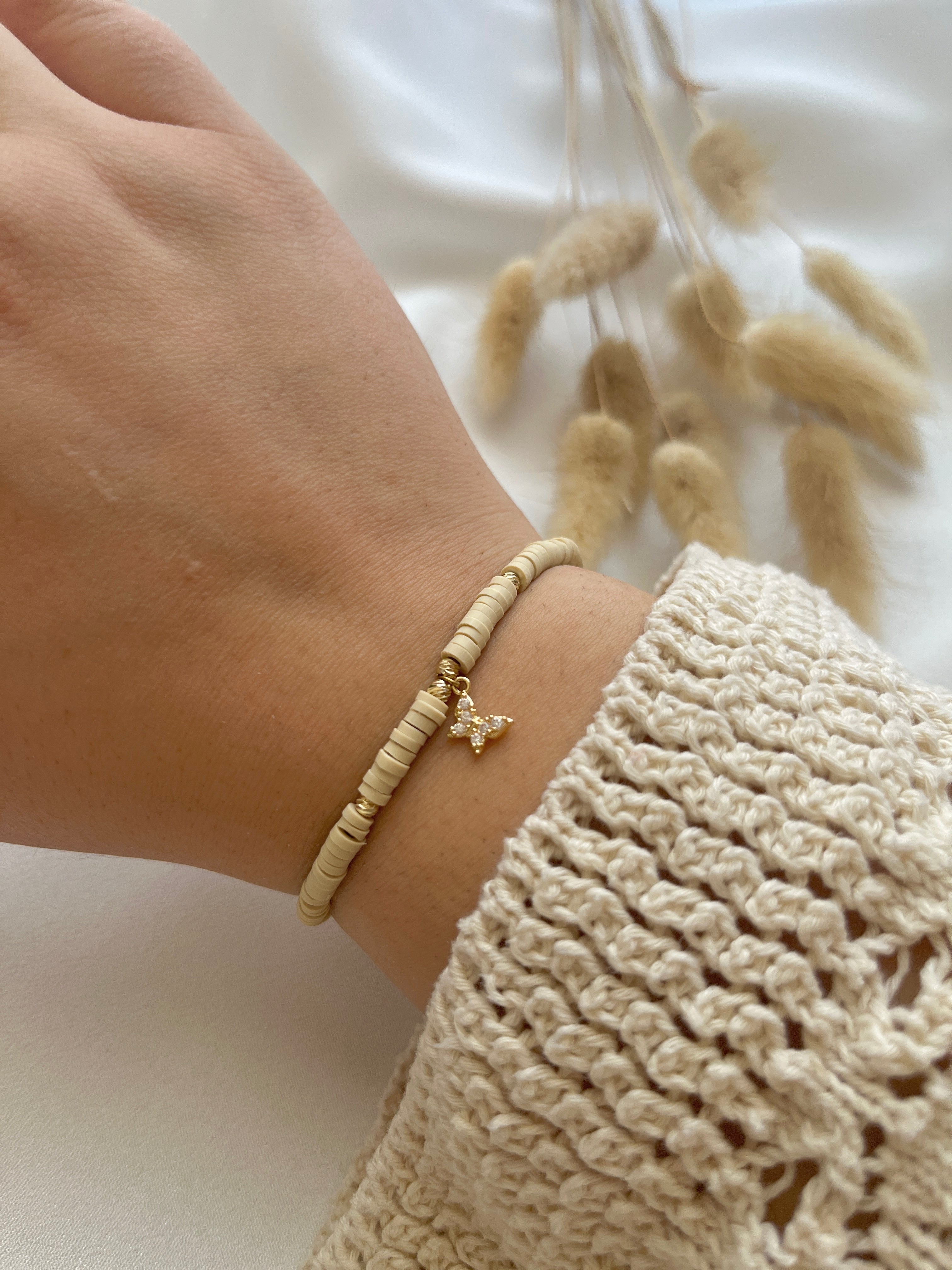 Perlenarmband aus beigen Heishiperlen & Schmetterlings-Anhänger