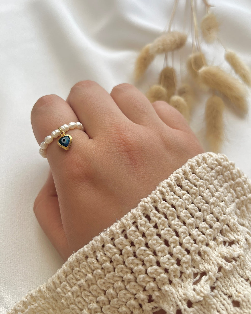 Süßwasserperlen-Ring mit Nazar-Herz-Charm