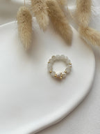Perlenring in Beige & Schmetterlings-Charm