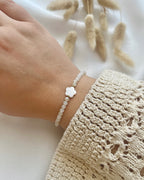 Perlenarmband in Beige & Perlmutt-Blume