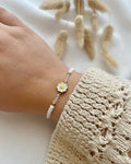 Perlenarmband in Weiß & Blumenmotiv