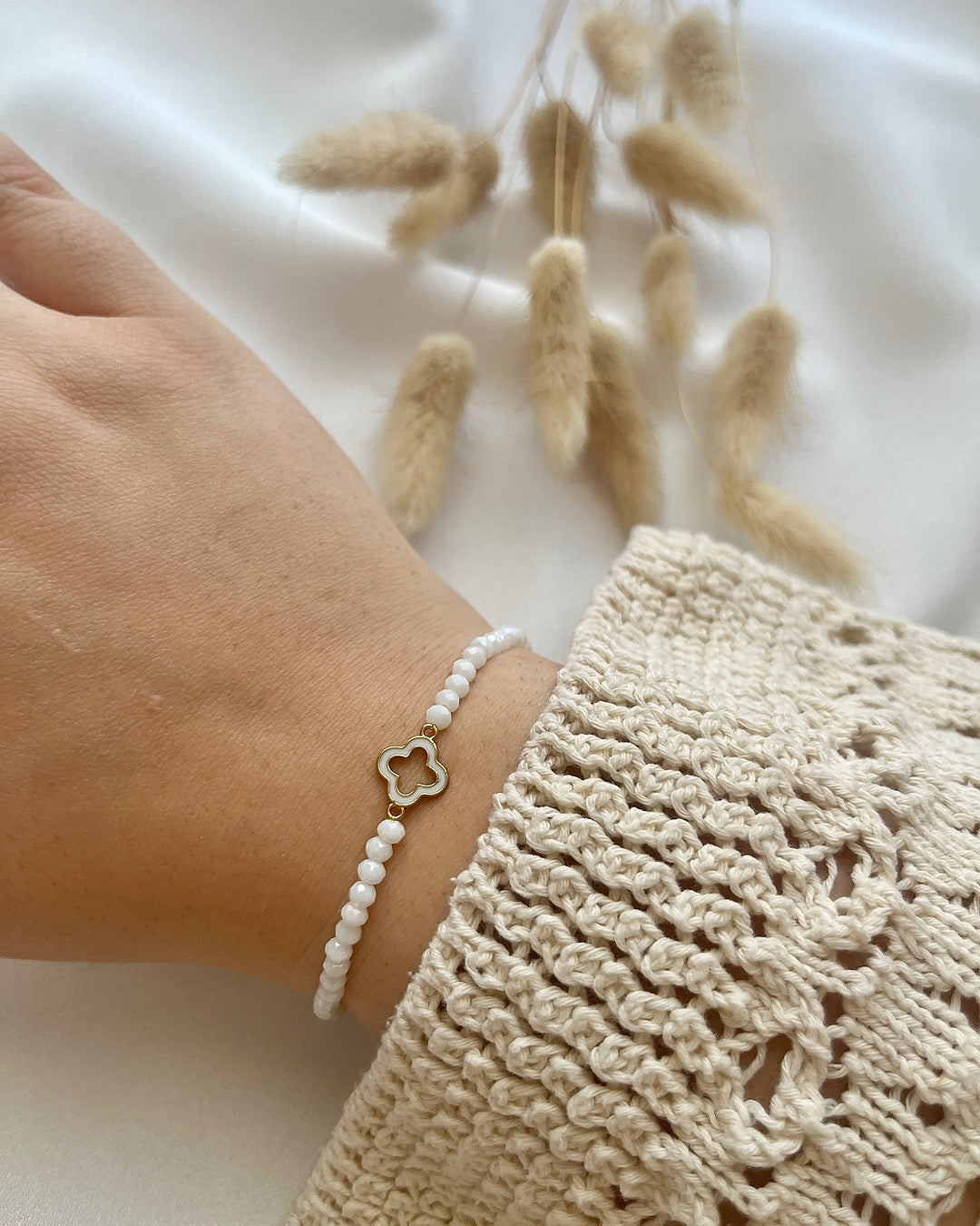 Perlenarmband in Weiß mit Clover