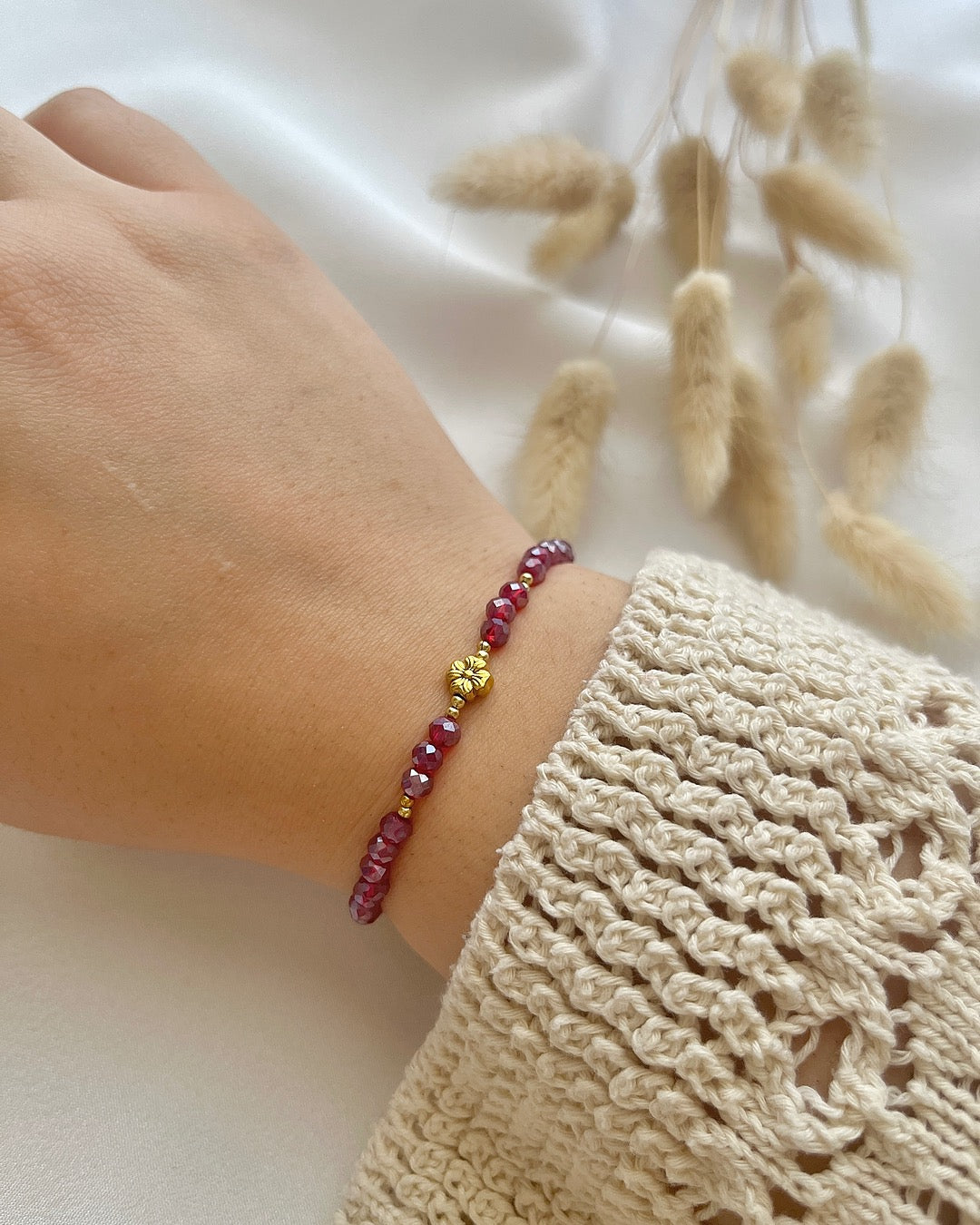 Perlenarmband aus dunkelroten Perlen & Kleeblatt
