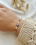 Perlenarmband in Weiß und Blau & Nazar