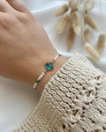 Perlenarmband aus weißen, blauen Perlen & Clover