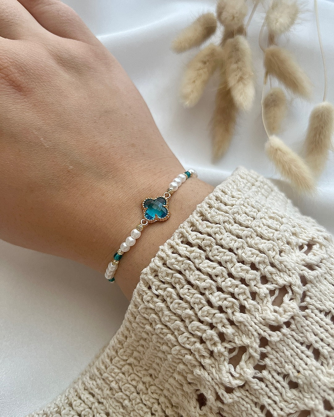 Perlenarmband aus weißen, blauen Perlen & Clover