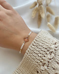 Perlenarmband aus weißen und champagner-farbene Perlen & Clover