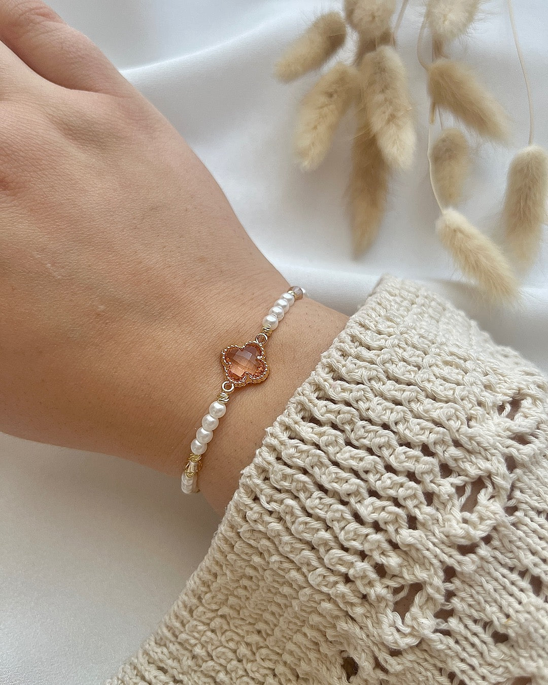 Perlenarmband aus weißen und champagner-farbene Perlen & Clover