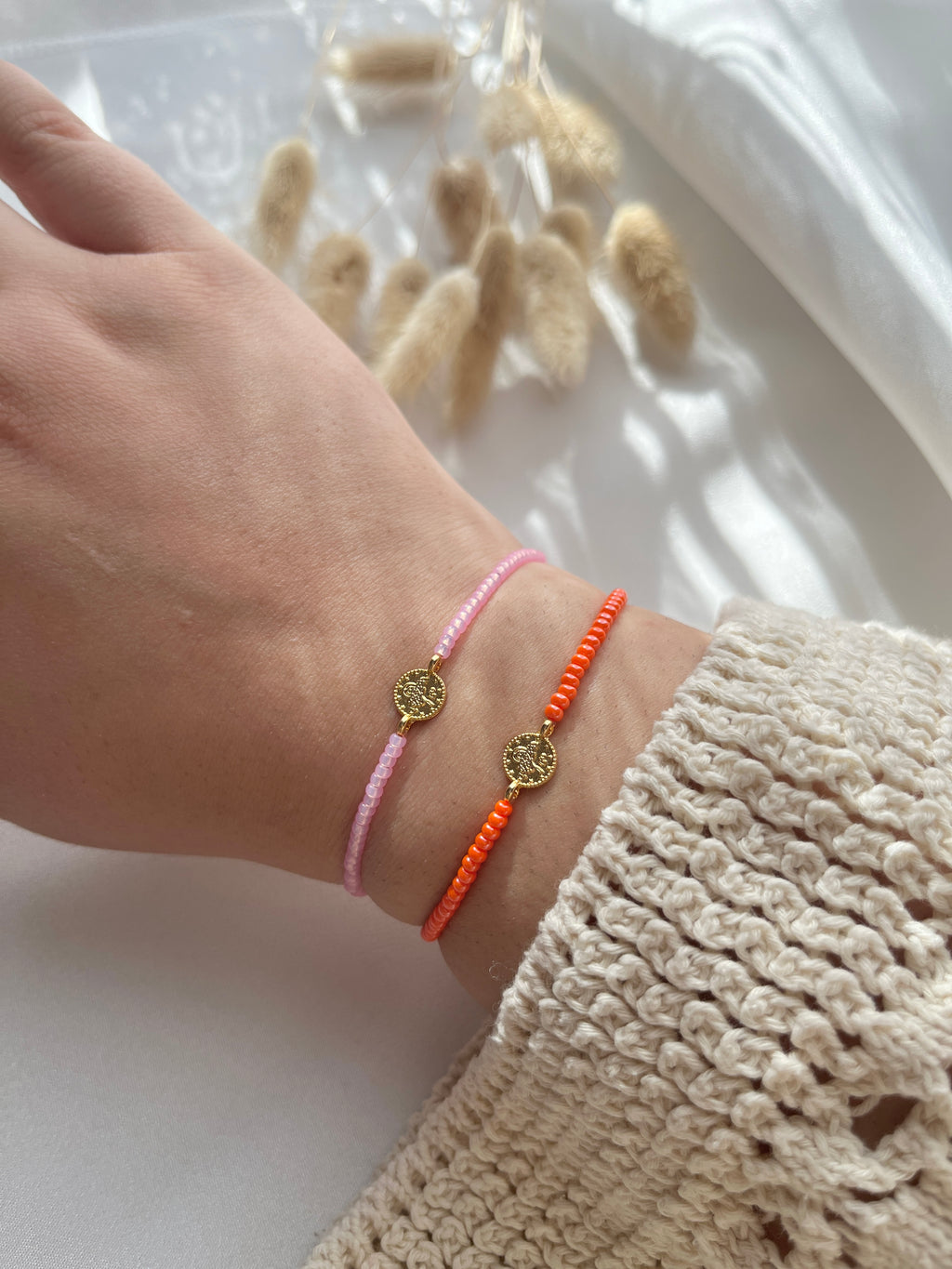 Perlenarmband in Rosa oder Koralle + goldenen Taler