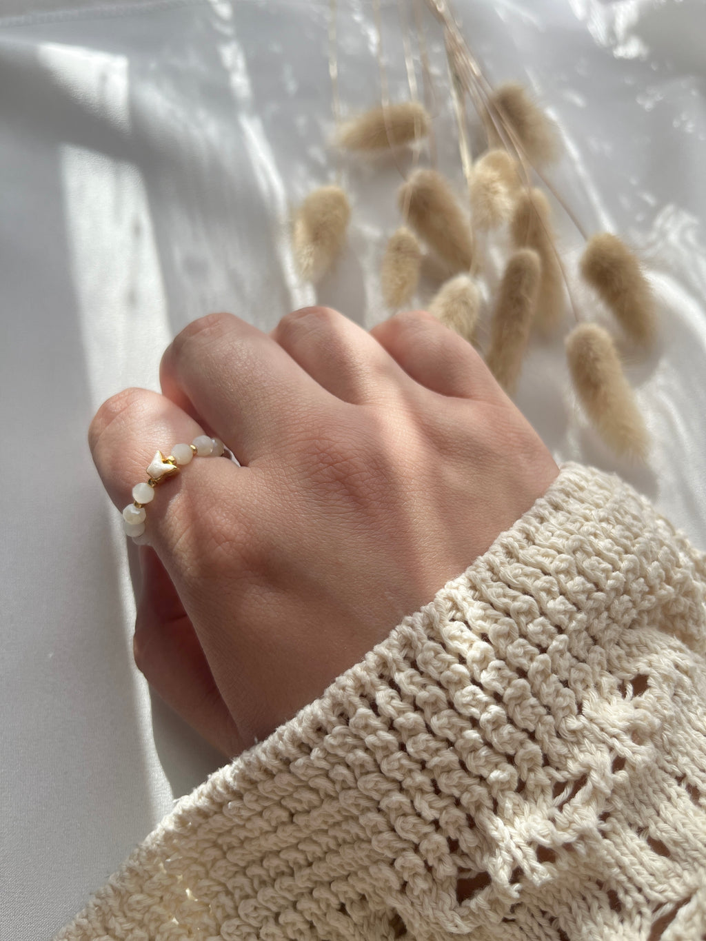 Perlenring in Beige & Schmetterlings-Charm