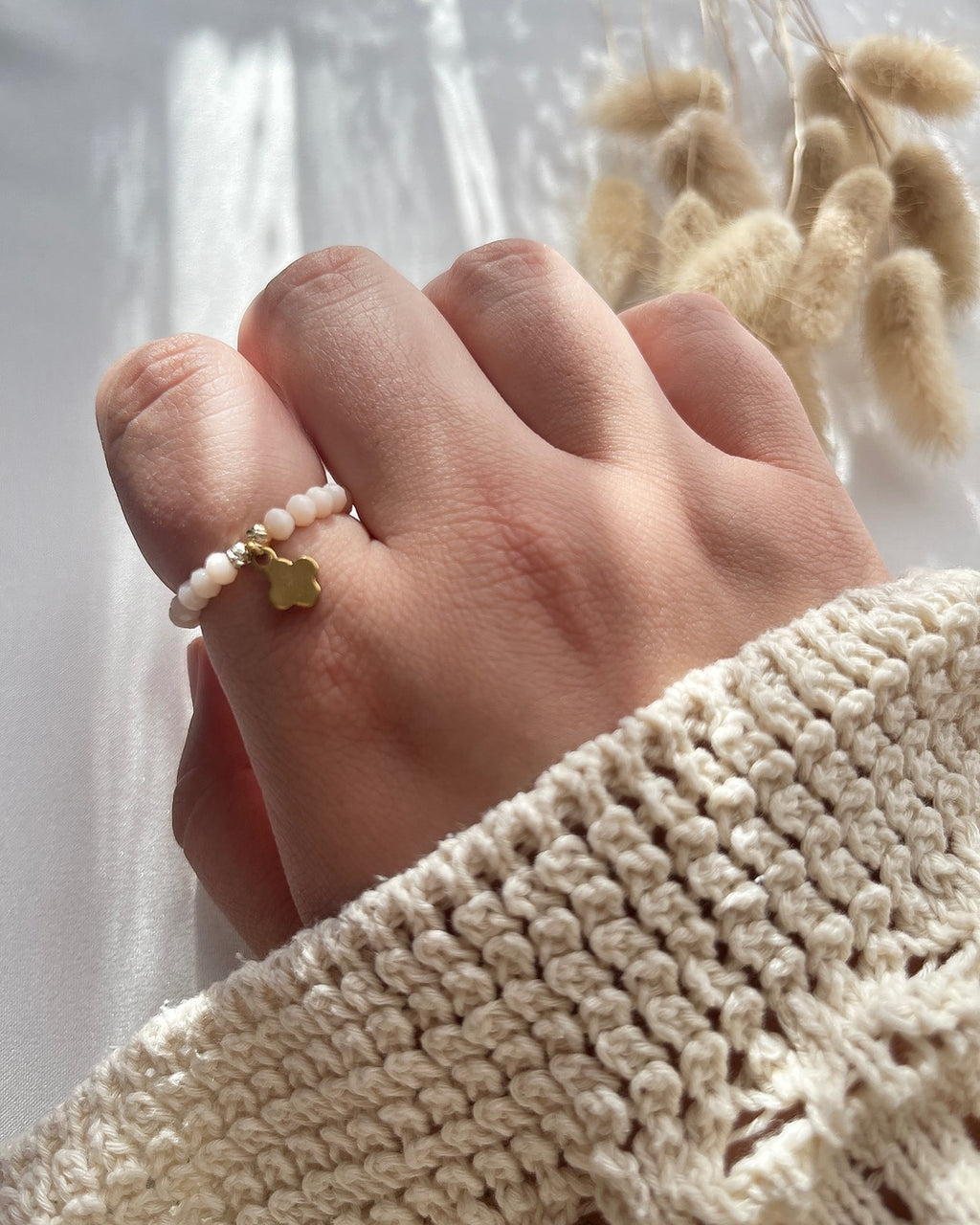 Perlenring aus beigen Perlen & Clover-Charm