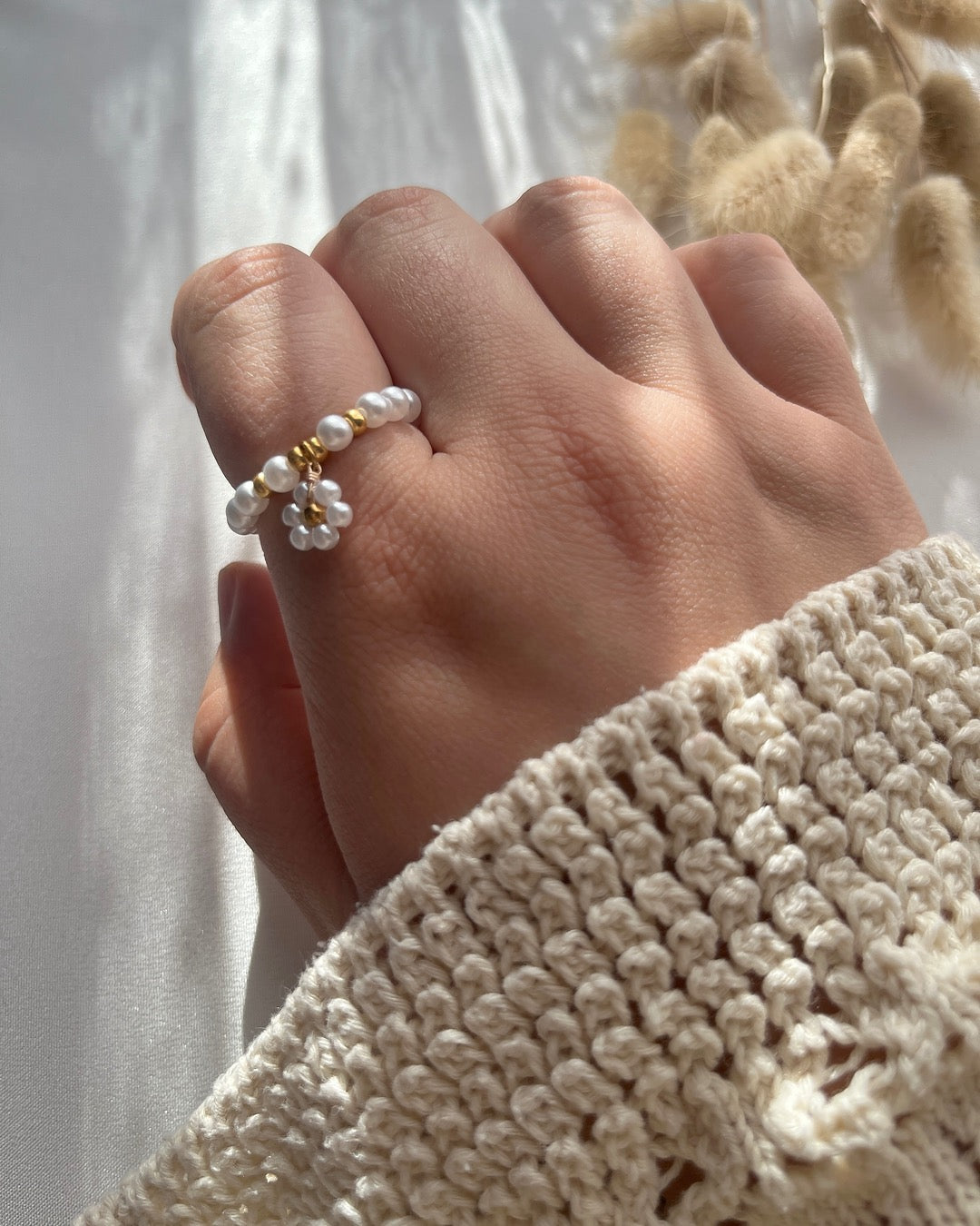 Perlenring weißer Blumen-Charm