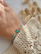 Perlenarmband aus Türkisen Perlen & Kleeblatt Charm