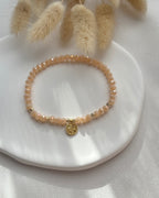 Perlenarmband aus beigen Perlen & goldenem Taler