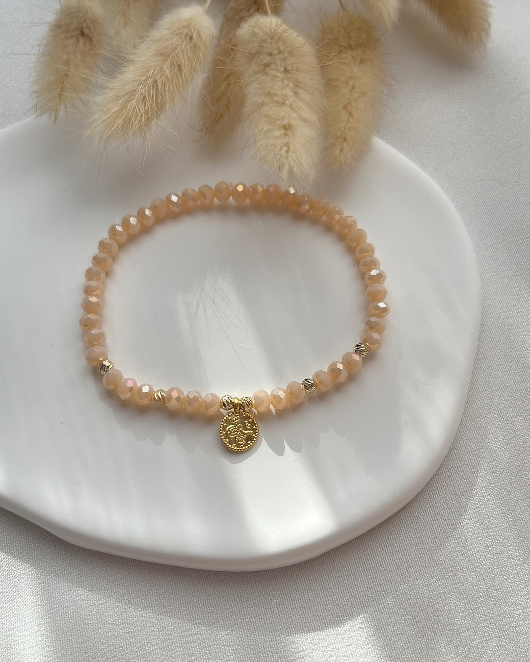 Perlenarmband aus beigen Perlen & goldenem Taler