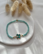 Perlenarmband aus Türkisen Perlen & Kleeblatt Charm