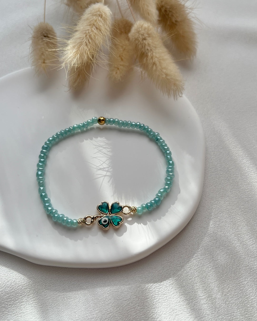 Perlenarmband aus Türkisen Perlen & Kleeblatt Charm
