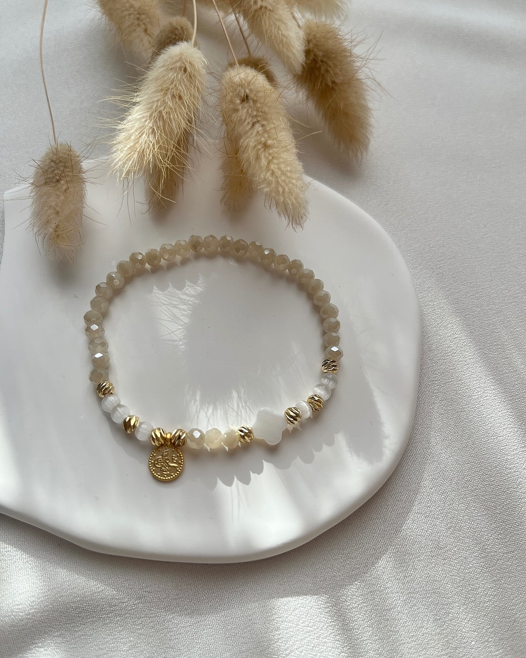 Perlenarmband Perlmutt-Clover & goldener Taler