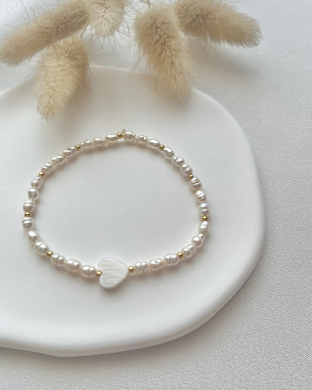 Süßwasserperlen-Armband mit Perlmuttherz