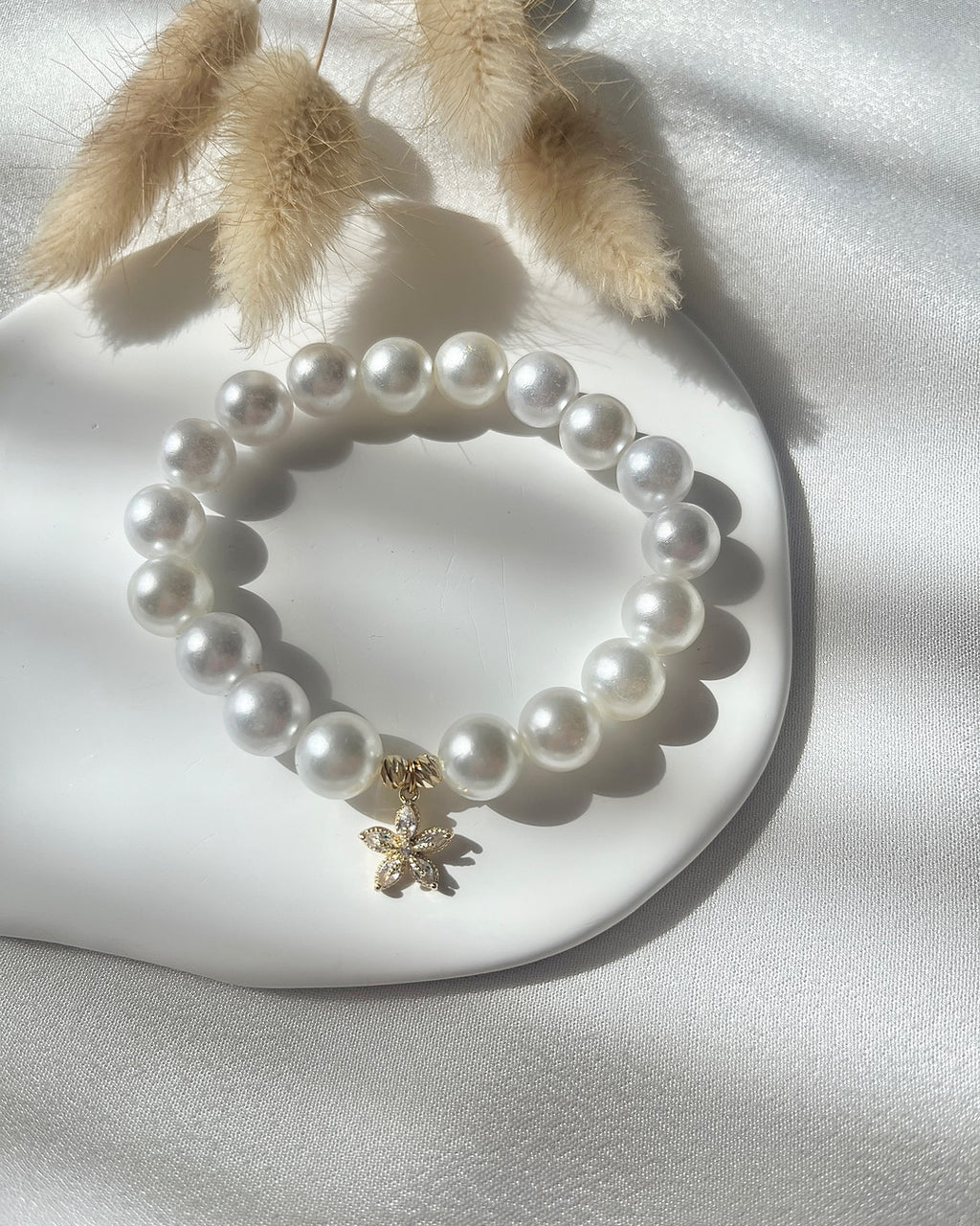 Perlenarmband in Weiß & Blumen-Anhänger