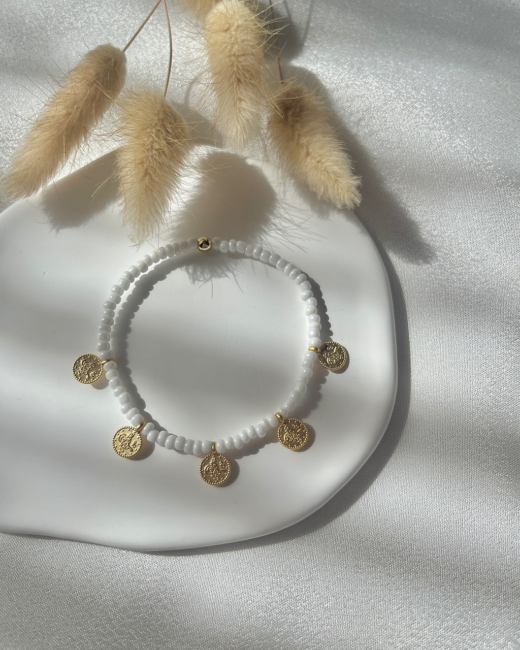 Perlenarmband in Weiß & goldenen Talern