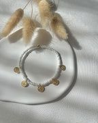 Perlenarmband in Weiß & goldenen Talern
