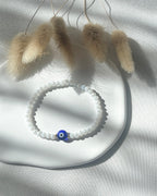 Perlenarmband aus weißen Kristallperlen & Nazar