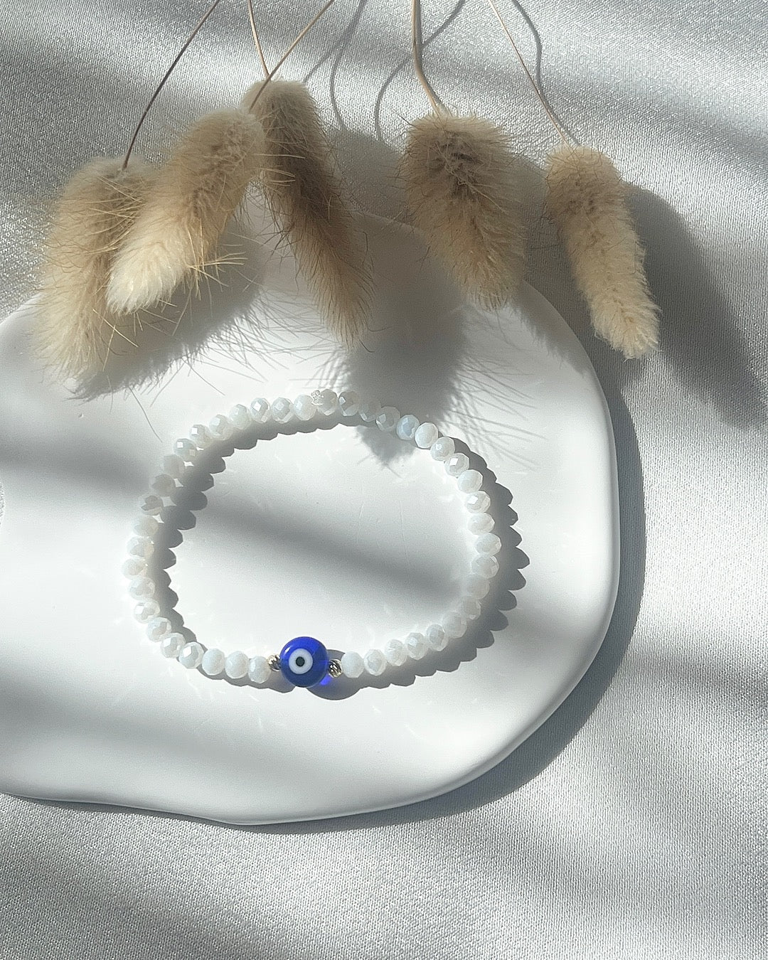 Perlenarmband aus weißen Kristallperlen & Nazar