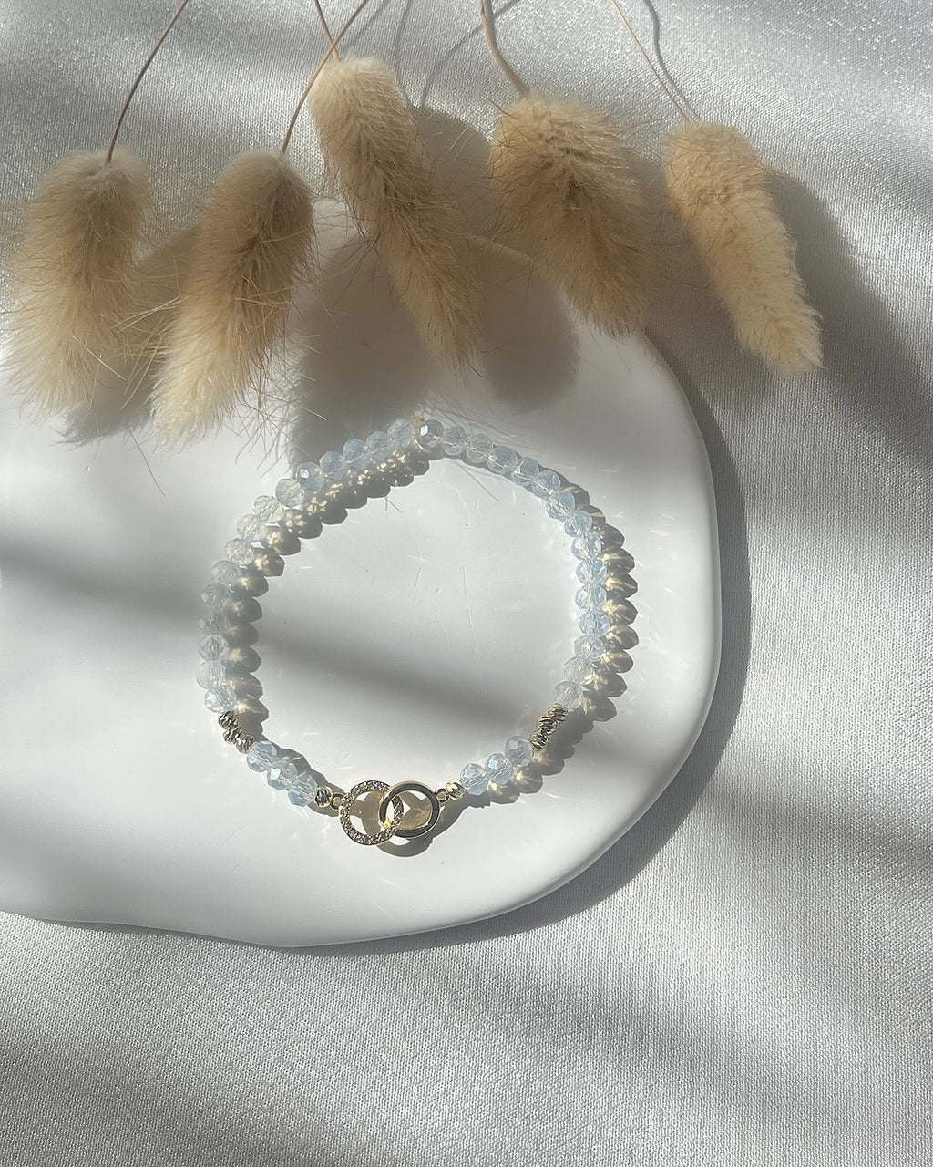 Perlenarmband aus Kristallperlen & Ringecharm