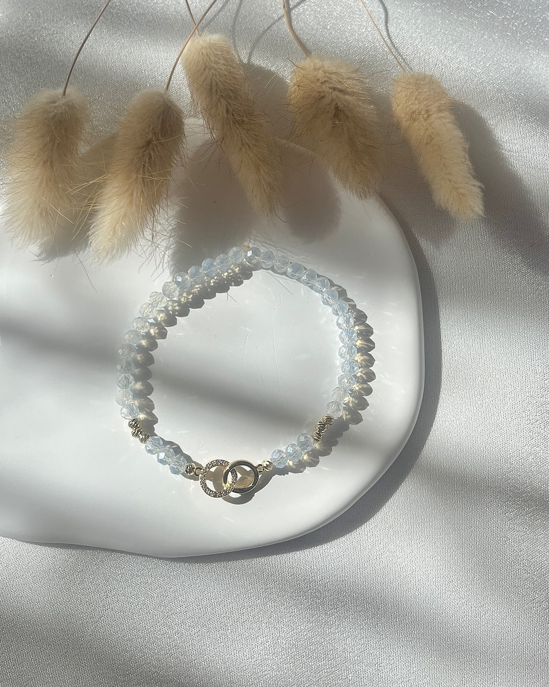 Perlenarmband aus Kristallperlen & Ringecharm