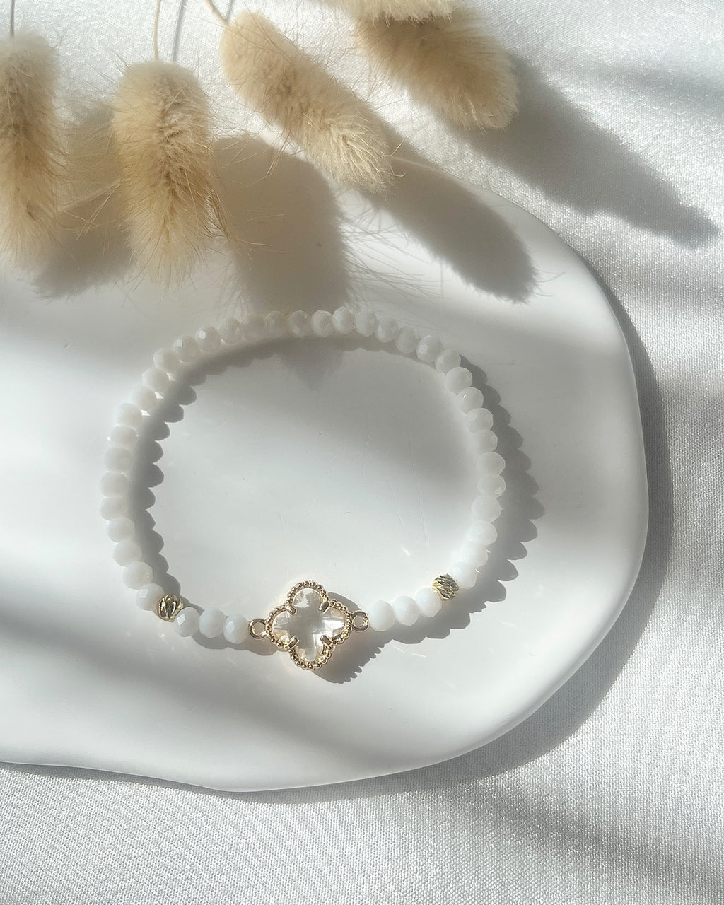Perlenarmband in Weiß & Clover