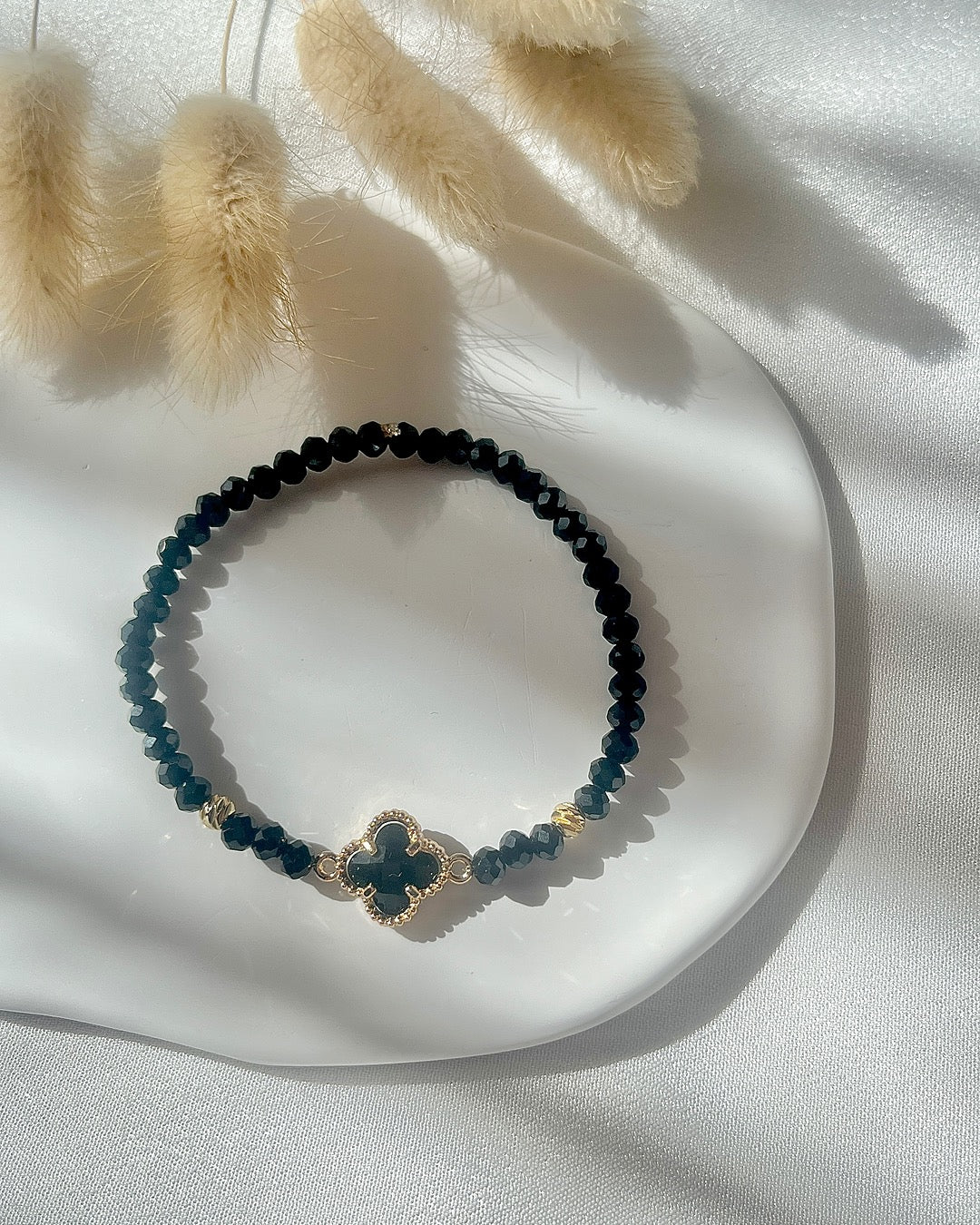 Perlenarmband in Schwarz & Clover