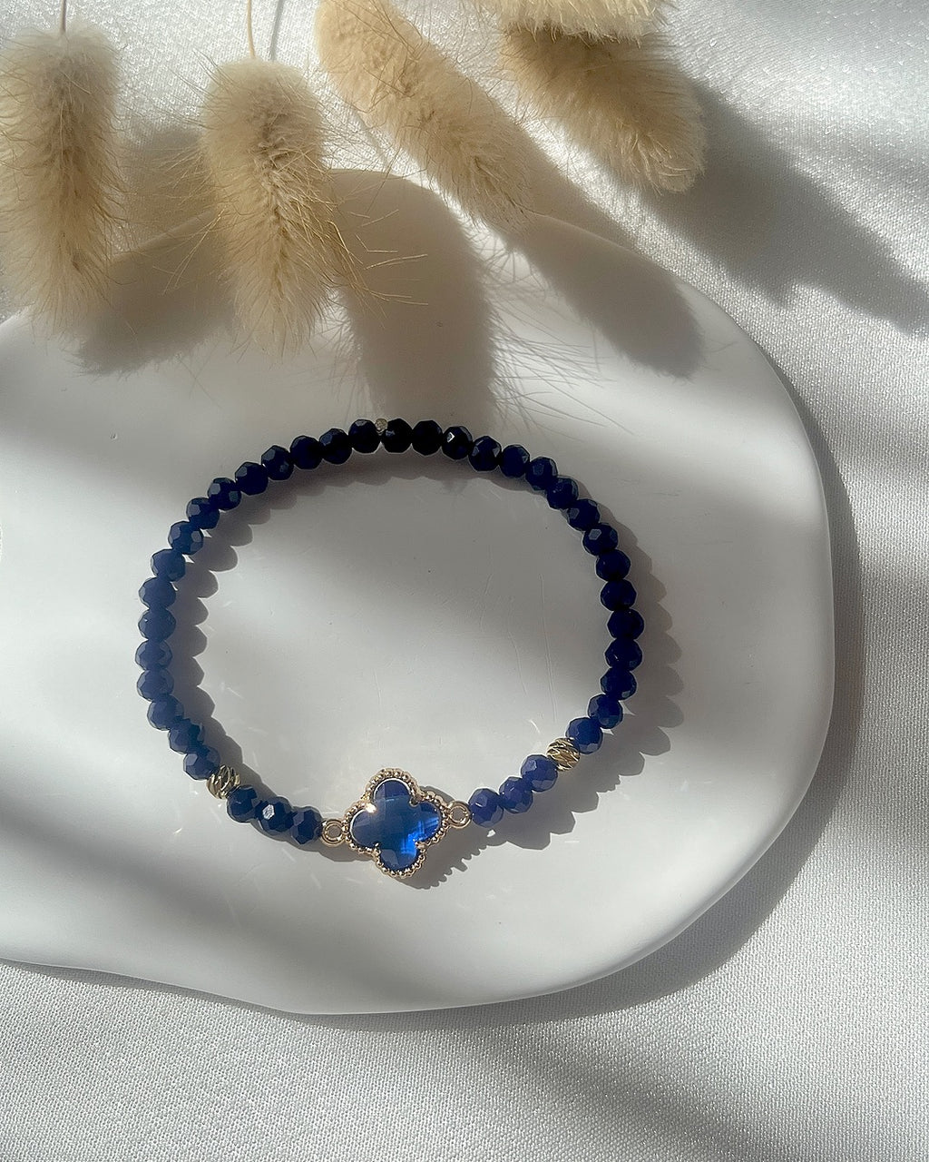 Perlenarmband in Dunkelblau & Clover