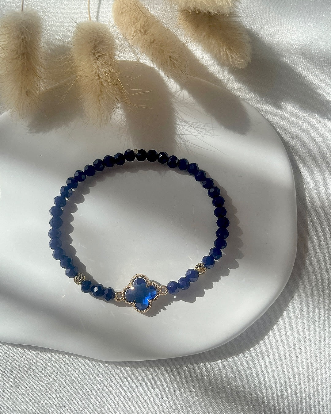 Perlenarmband in Dunkelblau & Clover