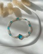 Perlenarmband aus weißen, blauen Perlen & Clover