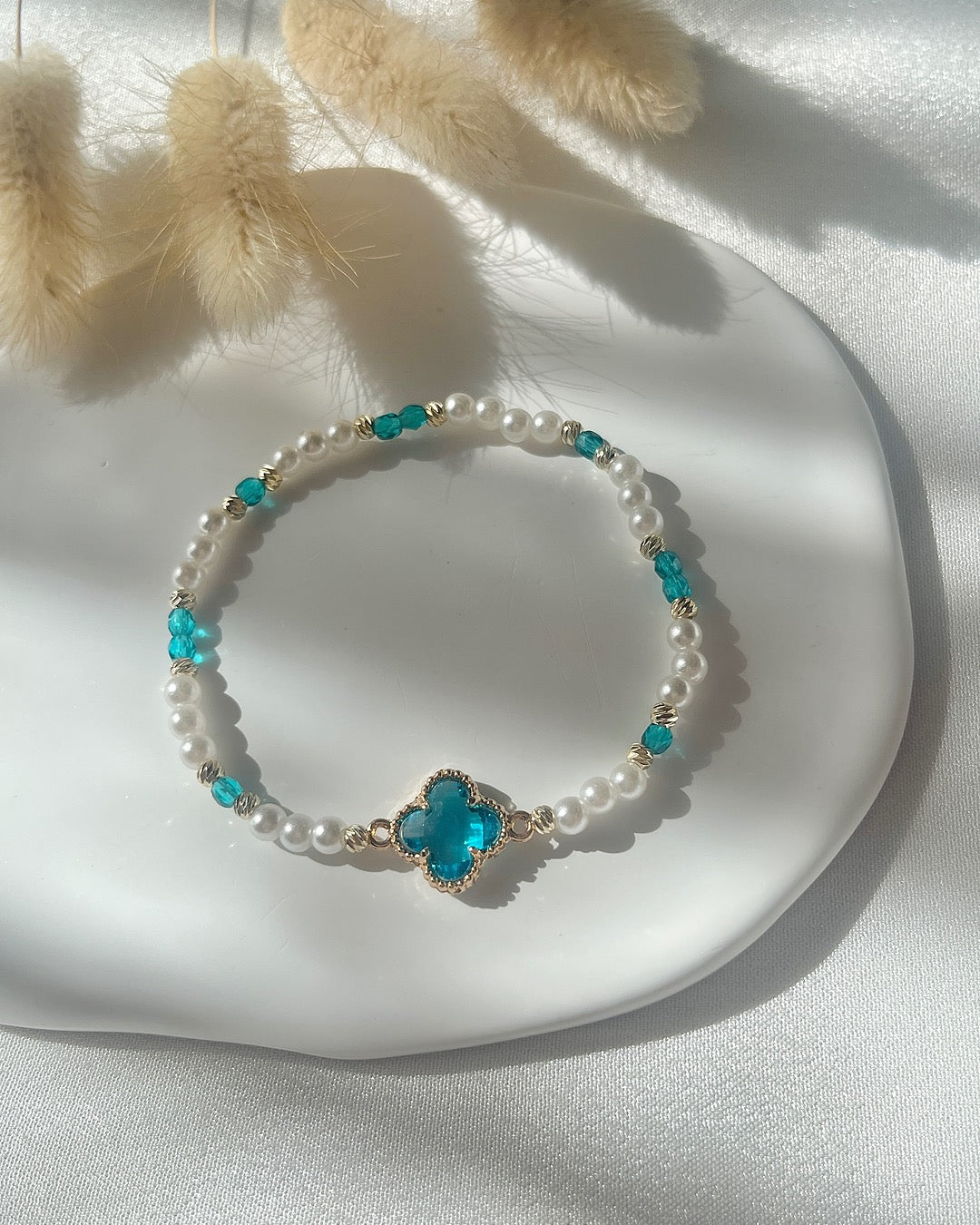 Perlenarmband aus weißen, blauen Perlen & Clover