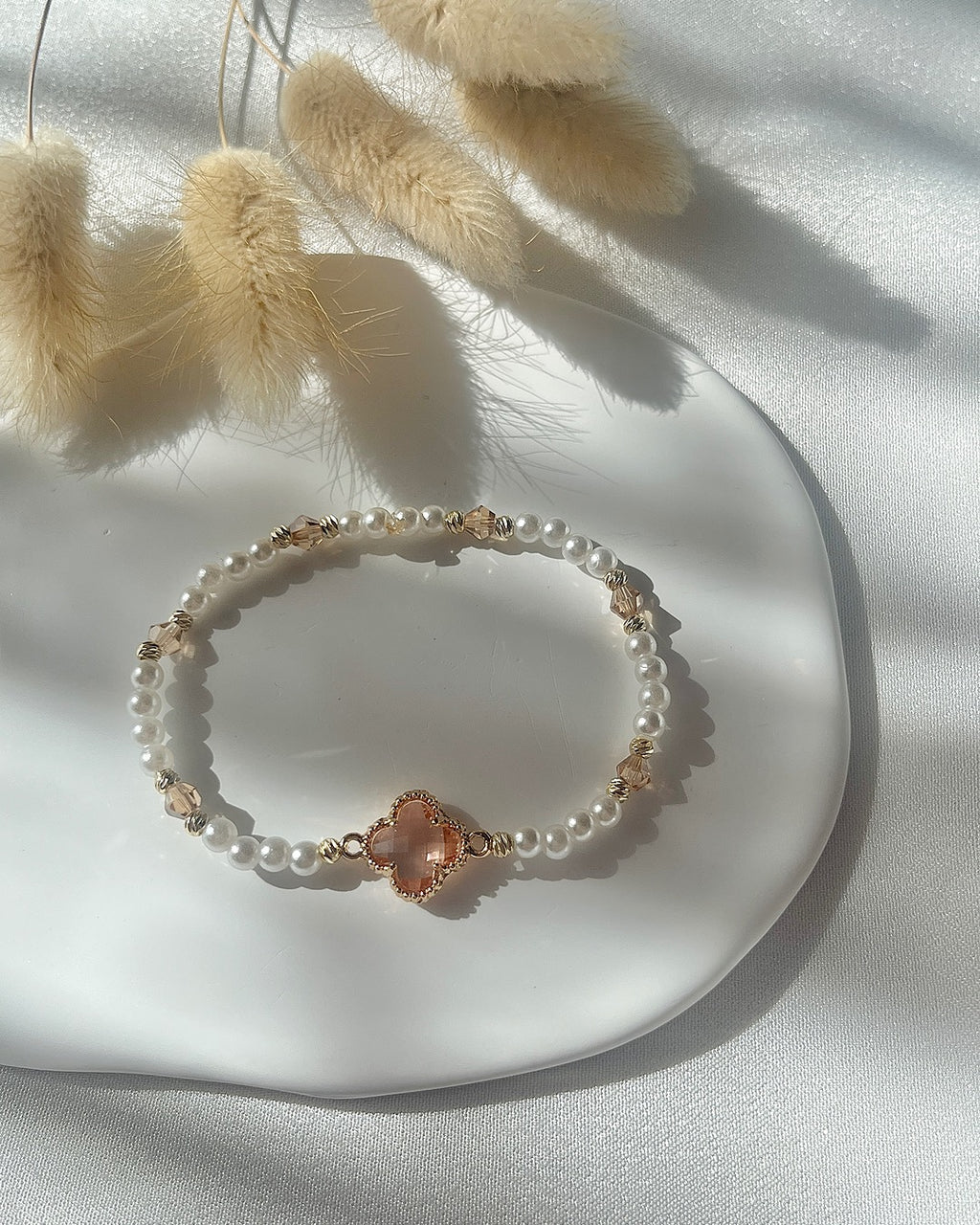 Perlenarmband aus weißen und champagner-farbene Perlen & Clover