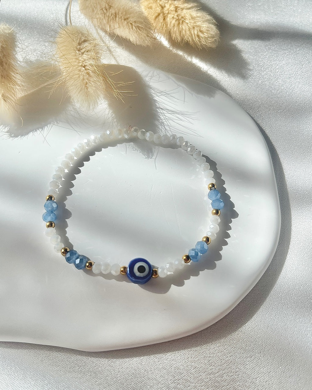 Perlenarmband in Weiß und Blau & Nazar