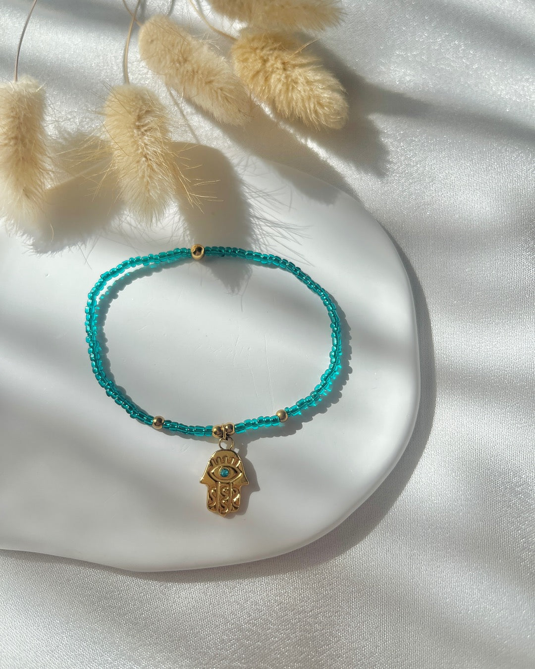 Perlenarmband in Türkis und Hand-Anhänger