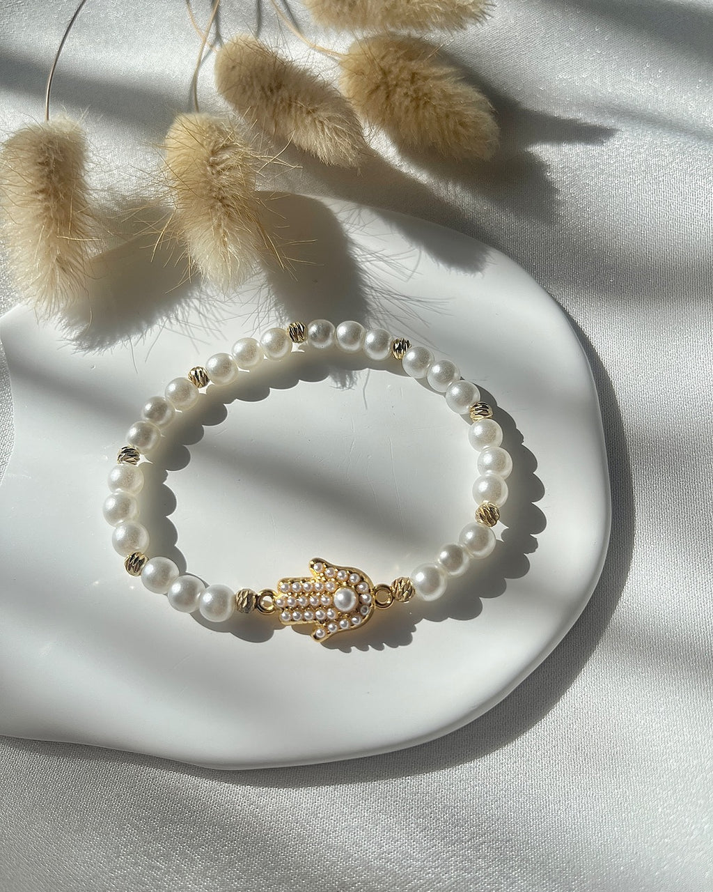 Perlenarmband aus weißen Perlen & Hamsa-Charm
