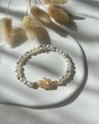 Perlenarmband aus weißen Perlen & Hamsa-Charm