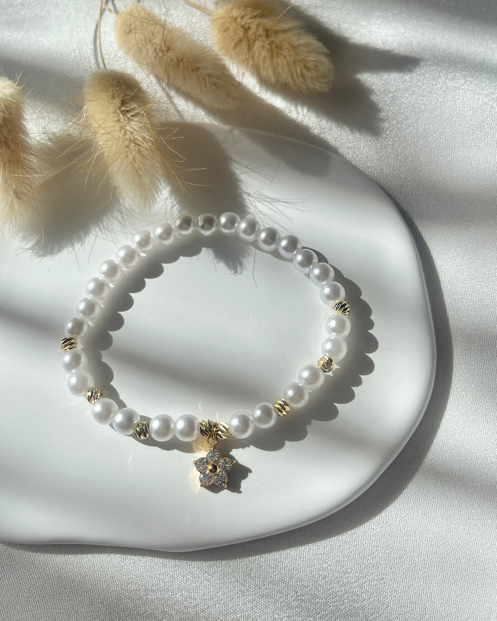 Perlenarmband aus weißen Perlen & Blumen-Anhänger