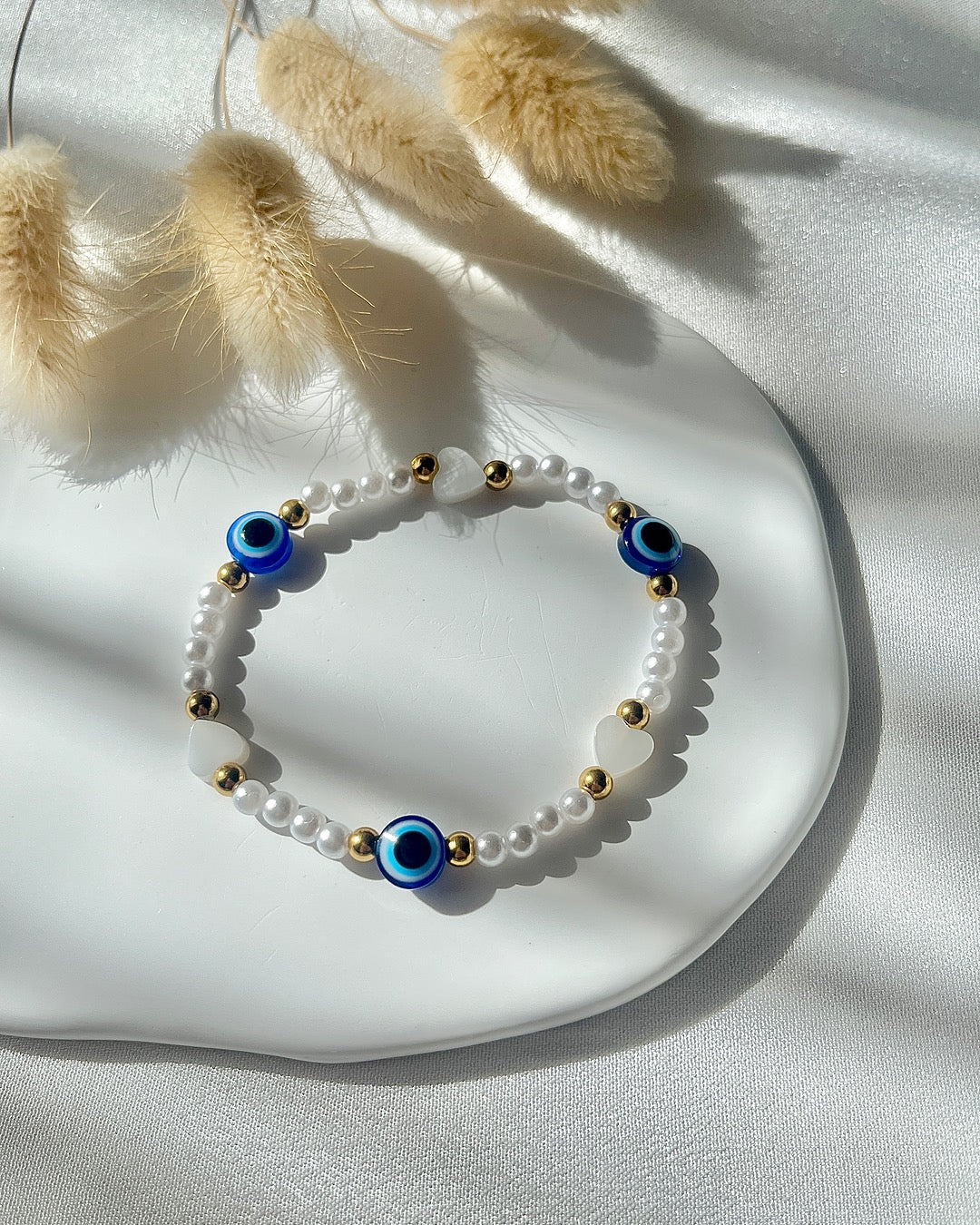 Perlenarmband aus weißen Perlen, Herz-Perlmutt & Nazar