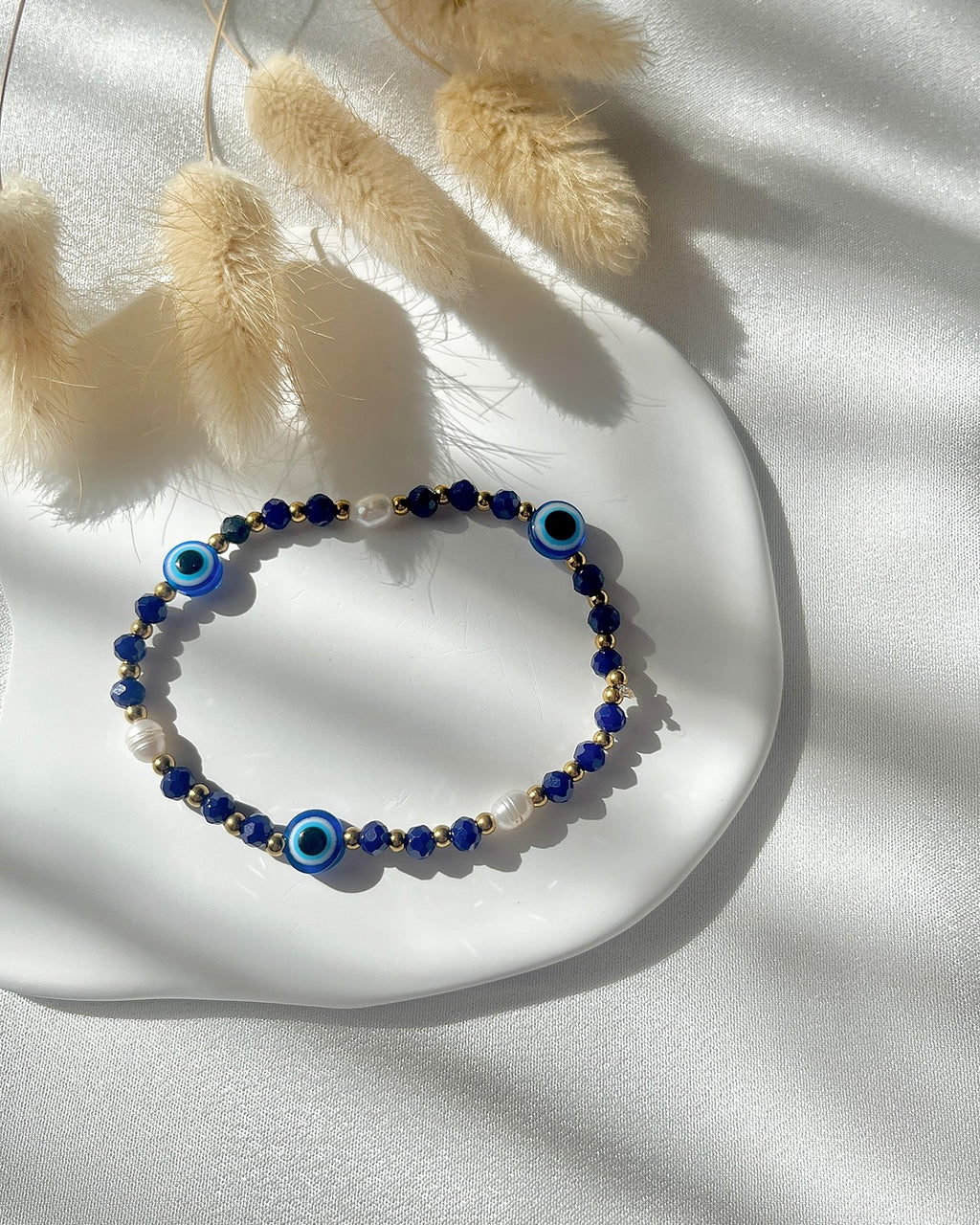 Perlenarmband aus dunkelblauen Perlen, Süßwasserperlen & Nazar