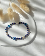 Perlenarmband aus dunkelblauen Perlen, Süßwasserperlen & Nazar