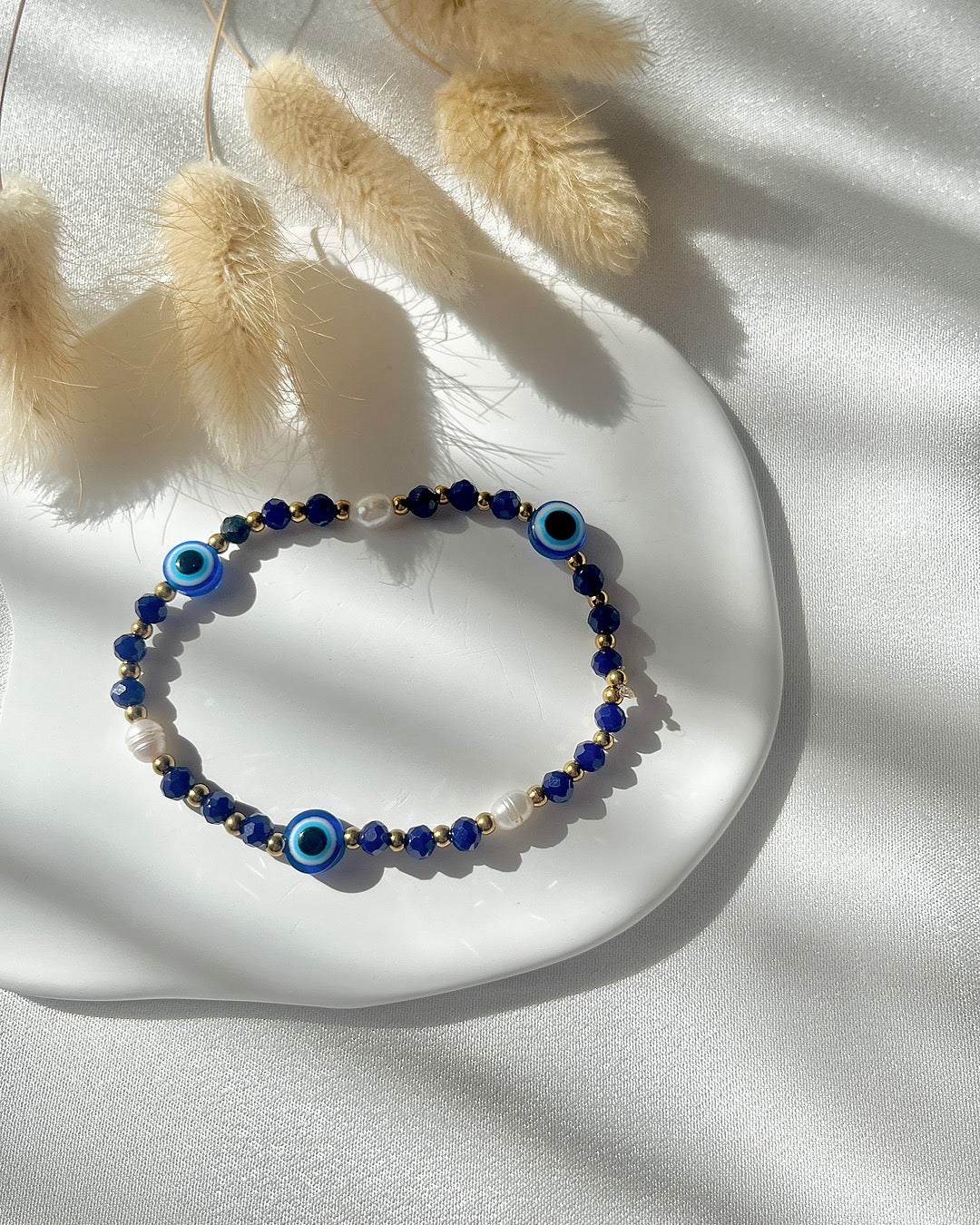 Perlenarmband aus dunkelblauen Perlen, Süßwasserperlen & Nazar