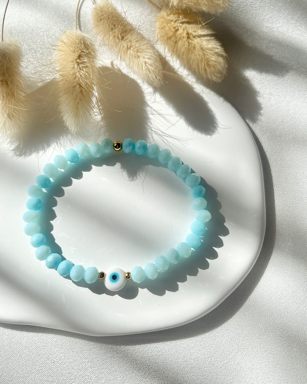 Perlenarmband aus blauen Perlen & Nazar