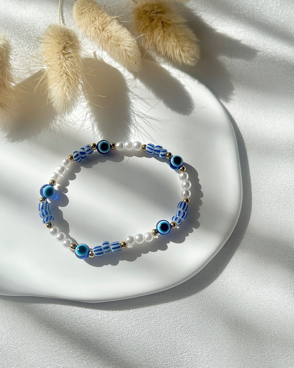 Perlenarmband aus blau-weißen Perlen & Nazarperlen